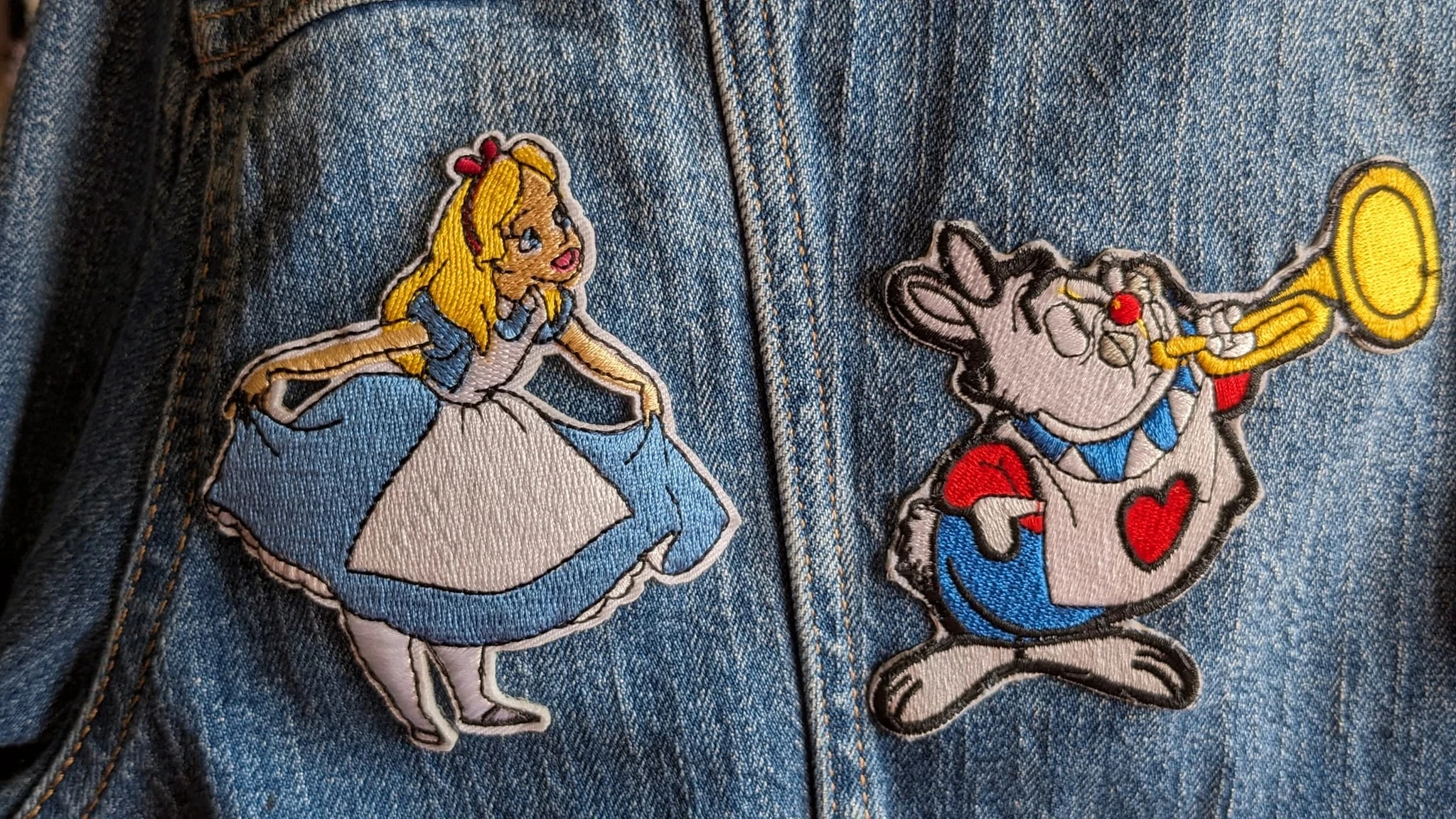 Chaqueta de mezclilla bordada "Alice in Wonderland - Alicia en el país de las maravillas Disney - 1951" – photo 7
